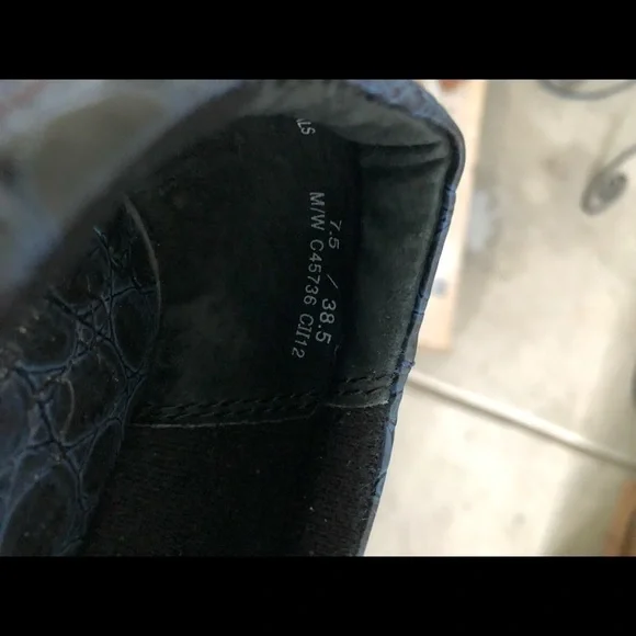 BOC ( Born) woman’s Navy snakeskin comfort clogs - Picture 7 of 7